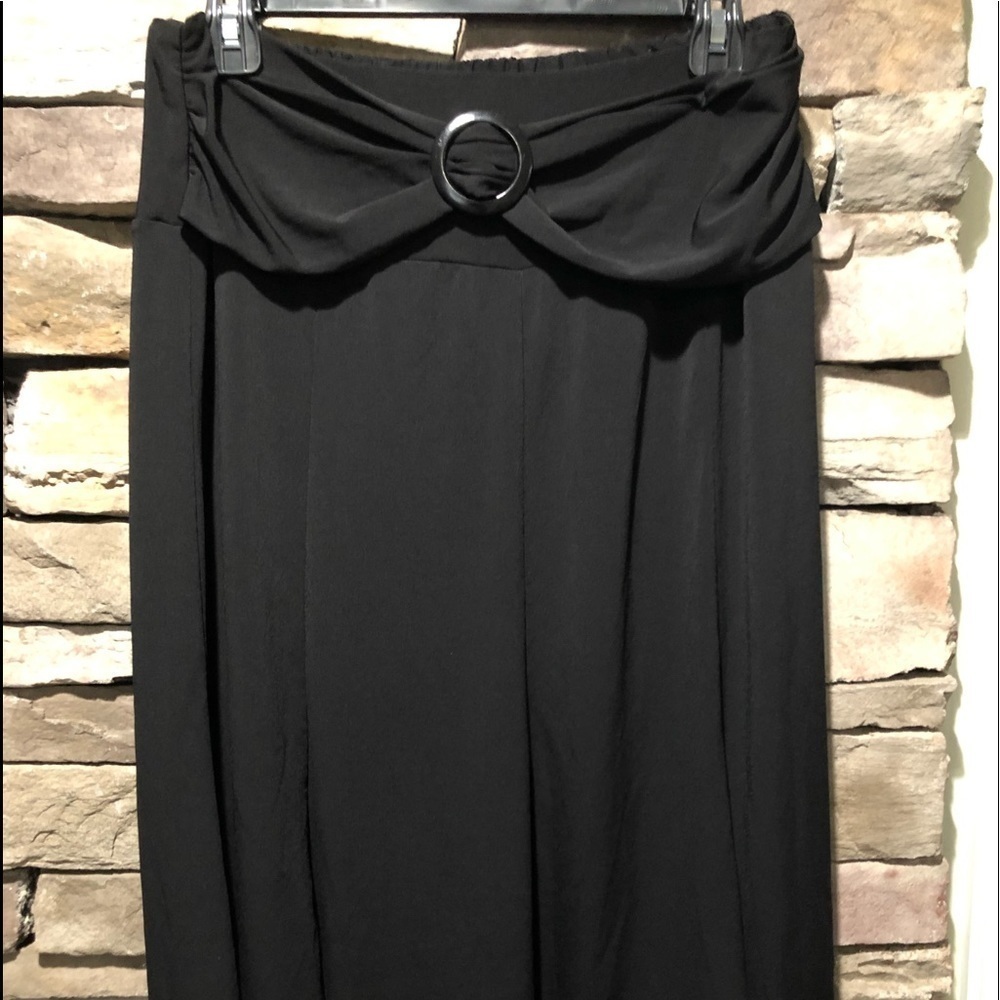 Requirements black skirt size large - Picture 10 of 11